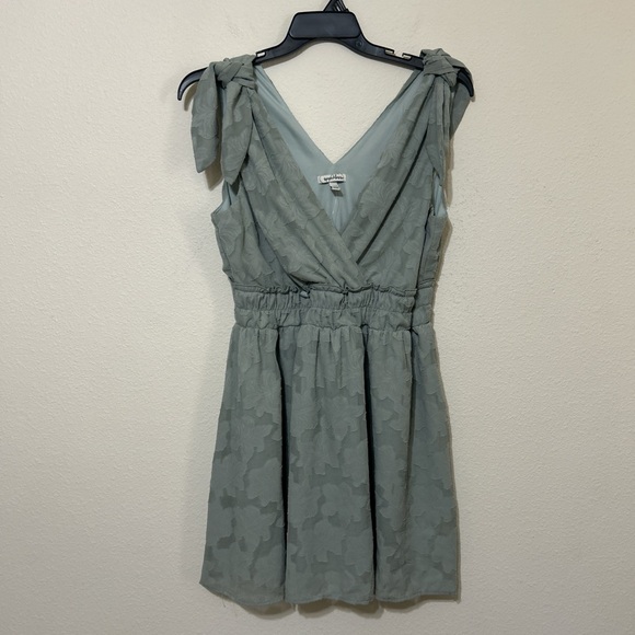 Speechless XXL Sage Green Floral Jacquard Tie-Shoulder Mini Dress Plus - Picture 3 of 8